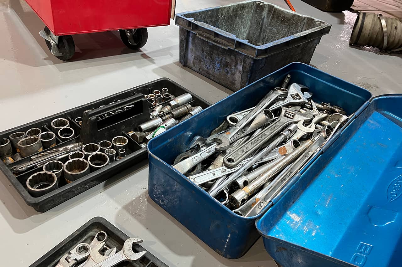 スパナなどの工具が入った青い工具箱